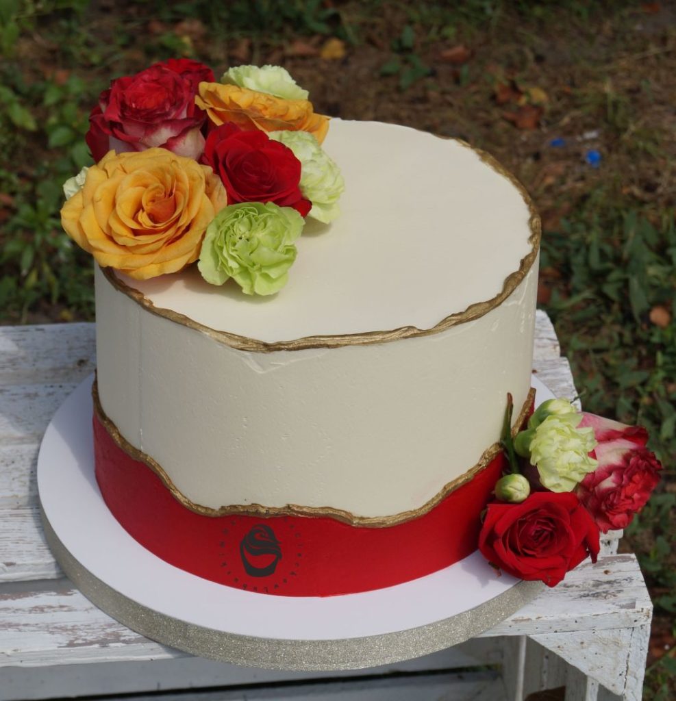 mały tort weselny, czrwone fault line, złote zdobienia kwiaty