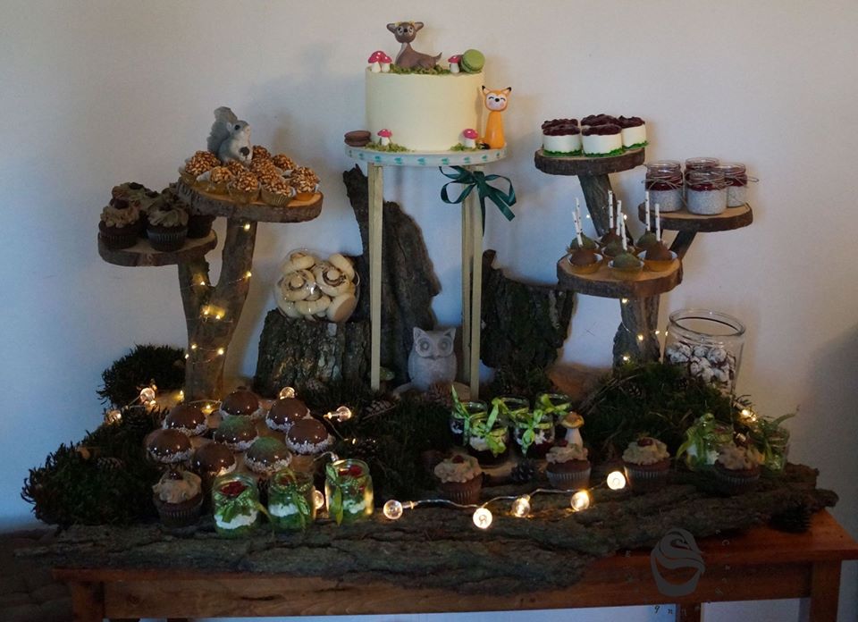 Urodziny dziecka słodki stół i tort leśny babeczki pieczarki szyszki deserki cake pops monoporcje 