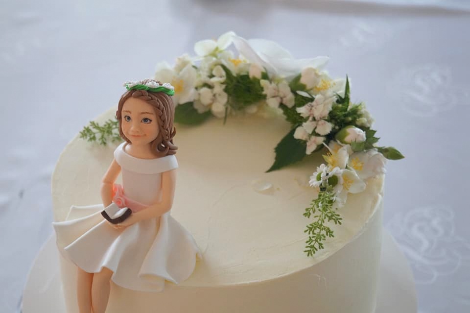 pierwsza komunia święta tort kwiaty figurka cukrowa