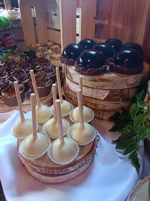 kompleksowa słodka oprawa wesela słodki stół candy bar Azyl Mironice makaroniki, desery babeczki cake popsy (4)